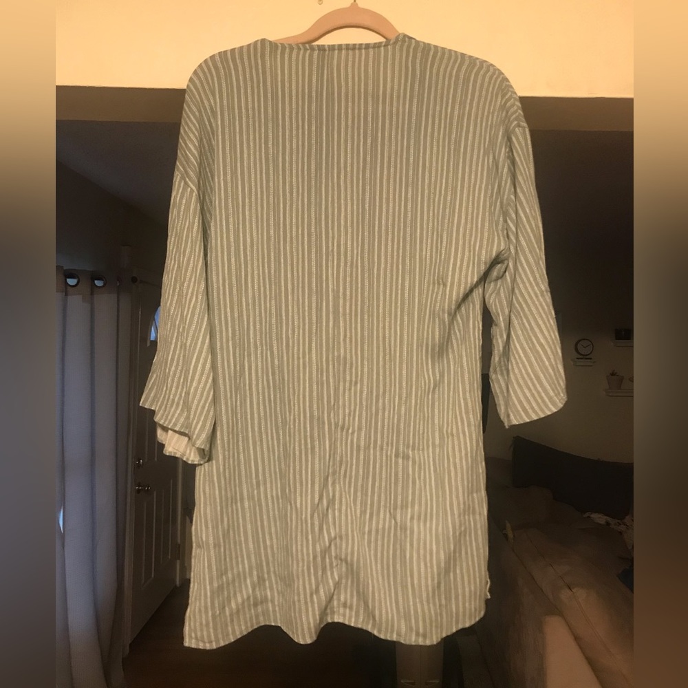 Grayish/teal and white striped lightweight kimono. Quarter length sleeve. Medium
